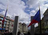 Vlajky před památníkem Díky, Ameriko v Plzni